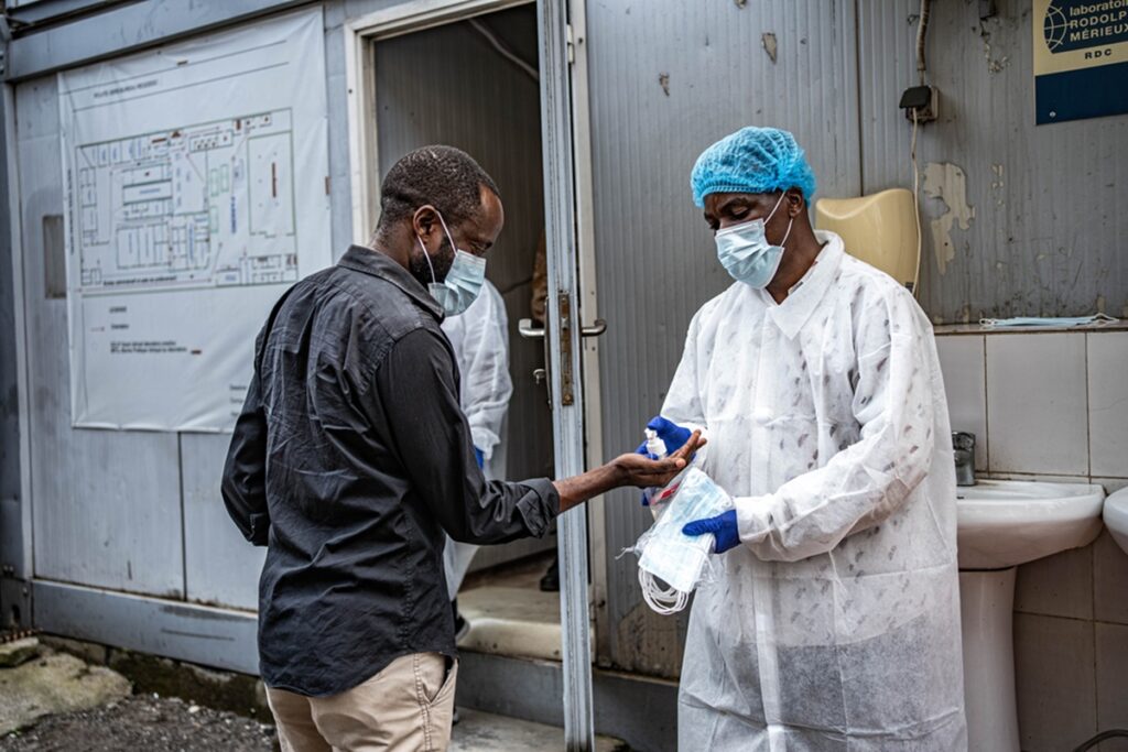 ebola-avanca-em-velocidade-recorde-e-supera-2-mil-mortes-no-congo
