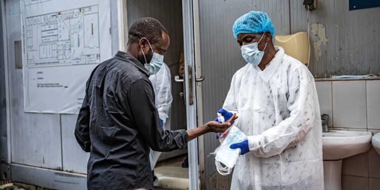ebola-avanca-em-velocidade-recorde-e-supera-2-mil-mortes-no-congo
