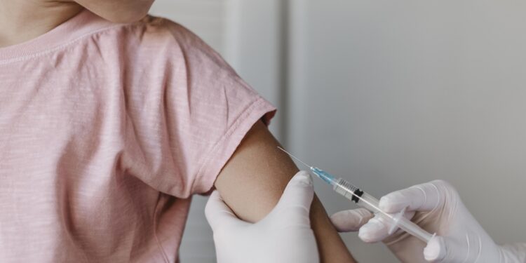 anvisa-rebate-fake-news-de-que-vacinas-no-brasil-sao-experimentais