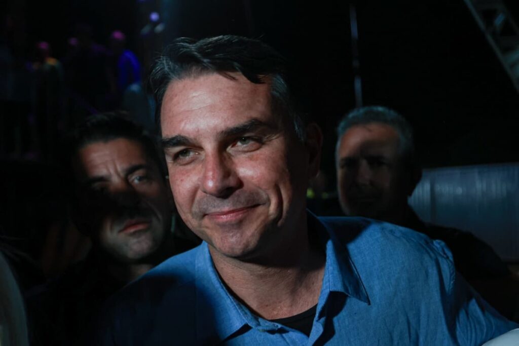 flavio-bolsonaro-encontra-neymar-antes-de-jogo-vasco-x-santos-no-rio