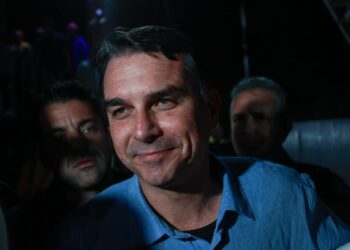 flavio-bolsonaro-encontra-neymar-antes-de-jogo-vasco-x-santos-no-rio