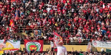 em-1o-ato,-lula-ataca-a-direita,-defende-terras-raras-e-fala-em-eleger-maioria-no-congresso
