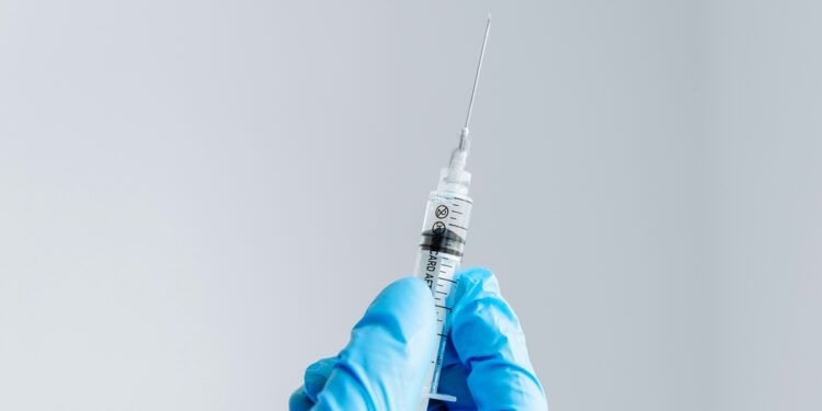 vacina-personalizada-com-mrna-reduz-volta-de-melanoma-em-estudo