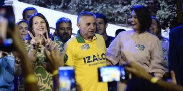com-michelle-e-bia,-izalci-mostra-forca-no-pl-e-lanca-candidatura-a-camara-dos-deputados