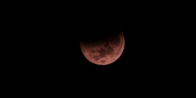 eclipse-da-lua-de-sangue:-veja-horarios-para-ver-o-fenomeno-no-brasil