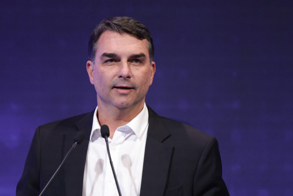 flavio-bolsonaro-diz-que-nao-vai-permitir-intervencao-dos-eua-no-brasil