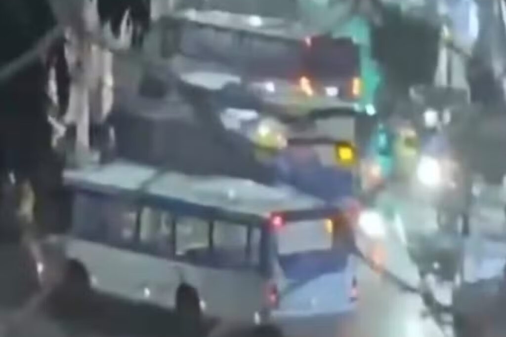 rio:-tiroteio-deixa-4-mortos-e-provoca-sequestro-de-14-onibus-na-zona-oeste