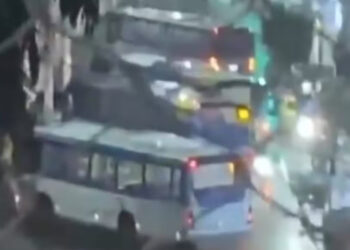 rio:-tiroteio-deixa-4-mortos-e-provoca-sequestro-de-14-onibus-na-zona-oeste