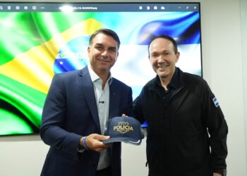 ao-lado-de-ministro-de-bukele,-flavio-diz-que-“tem-pouco-preso-no-brasil”