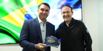 ao-lado-de-ministro-de-bukele,-flavio-diz-que-“tem-pouco-preso-no-brasil”