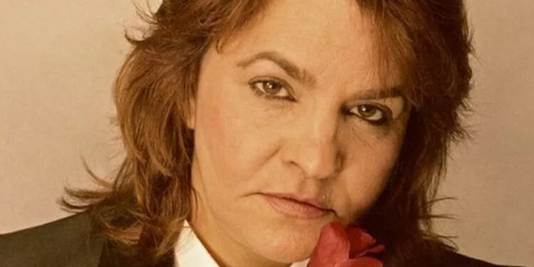 escritora-mais-censurada-do-pais-tera-romances-eroticos-lesbicos-reeditados