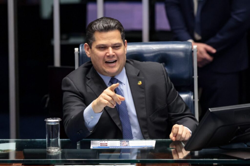 alcolumbre-defende-moraes-e-alfineta-flavio-por-dinheiro-a-dark-horse