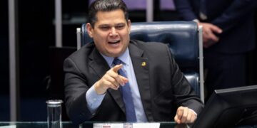 alcolumbre-defende-moraes-e-alfineta-flavio-por-dinheiro-a-dark-horse