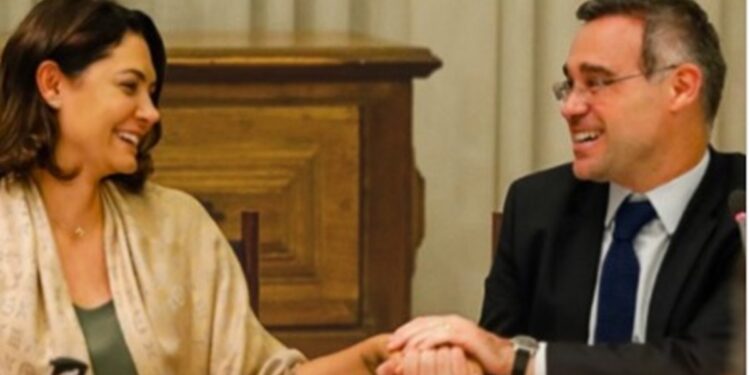 em-meio-a-crise-no-stf,-michelle-posta-mensagem-de-apoio-para-mendonca