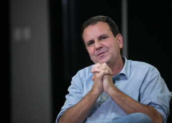 paes-critica-faixa-“fora-moraes”-e-diz-que-crise-virou-“panfleto-eleitoral”