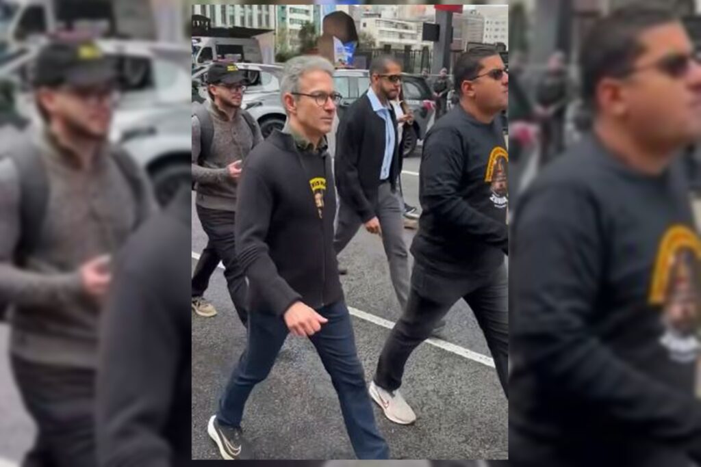 zema-e-hostilizado-ao-caminhar-na-paulista-durante-ato-do-7-de-setembro