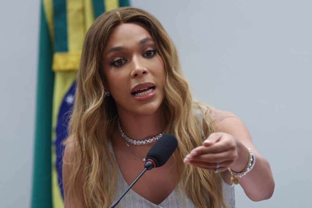erika-hilton-critica-boneco-de-trump-em-ato-de-flavio-bolsonaro-na-paulista
