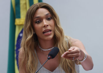 erika-hilton-critica-boneco-de-trump-em-ato-de-flavio-bolsonaro-na-paulista