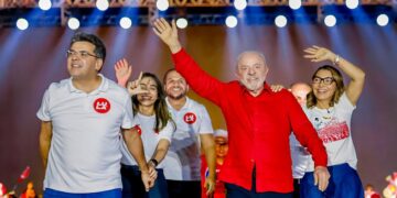 lula-critica-bandeiras-dos-eua-em-atos-politicos:-“traidores-da-patria”
