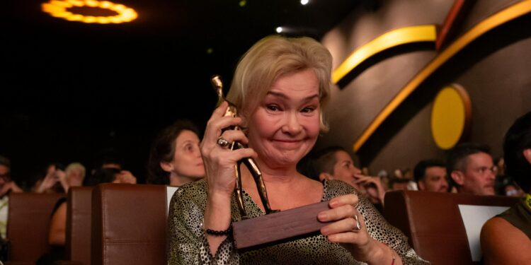 julia-lemmertz-se-emociona-ao-receber-homenagem-no-festival-de-brasilia