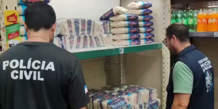fiscalizacao-recolhe-9-toneladas-de-comida-apos-encontrar-fezes-em-mercado