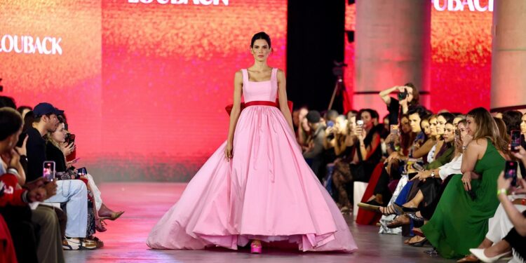 com-raica-oliveira,-2o-dia-de-metropoles-catwalk-une-moda-e-arte-interativa