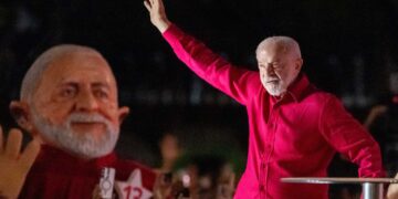 lula-diz-que-pais-nao-comporta-politico-vira-lata-que-fica-de-4-para-os-eua