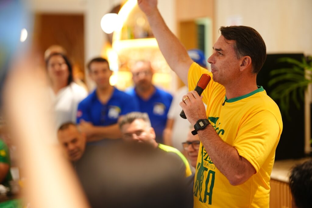“lula-passou-a-mao-na-cabeca-de-moraes”,-diz-flavio-em-ato-no-recife