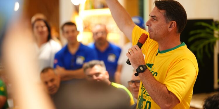 “lula-passou-a-mao-na-cabeca-de-moraes”,-diz-flavio-em-ato-no-recife