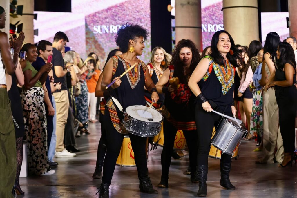 metropoles-catwalk-une-moda,-musica-e-saberes-ancestrais-na-3a-noite;-veja