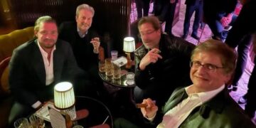 foto-tirada-em-londres-mostra-gonet-com-vorcaro-fumando-charuto