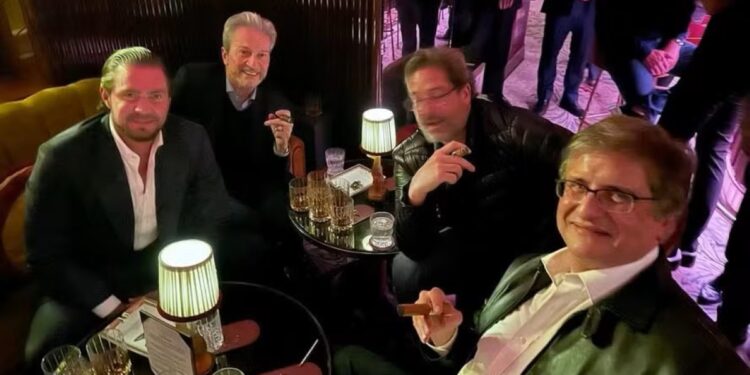 foto-tirada-em-londres-mostra-gonet-com-vorcaro-fumando-charuto