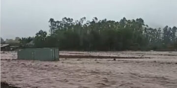 temporal-arrasta-conteiner-e-deixa-rastro-de-destruicao-em-cidade-de-sc