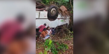 micro-onibus-cai-em-ribanceira-na-br-174-e-deixa-17-feridos-no-amazonas