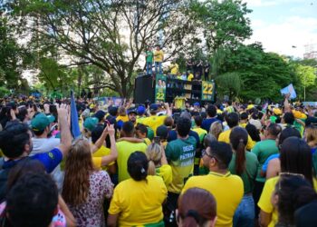 “tentativa-de-homicidio”,-diz-flavio-apos-carreata-ser-atingida-por-ovos