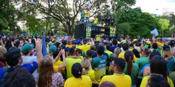“tentativa-de-homicidio”,-diz-flavio-apos-carreata-ser-atingida-por-ovos