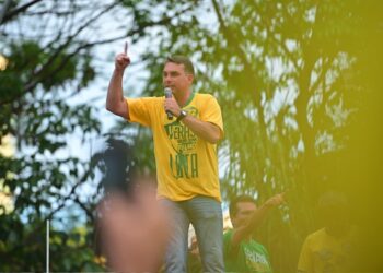 flavio-bolsonaro-diz-que-vai-ao-debate-na-globo-mesmo-que-lula-nao-va
