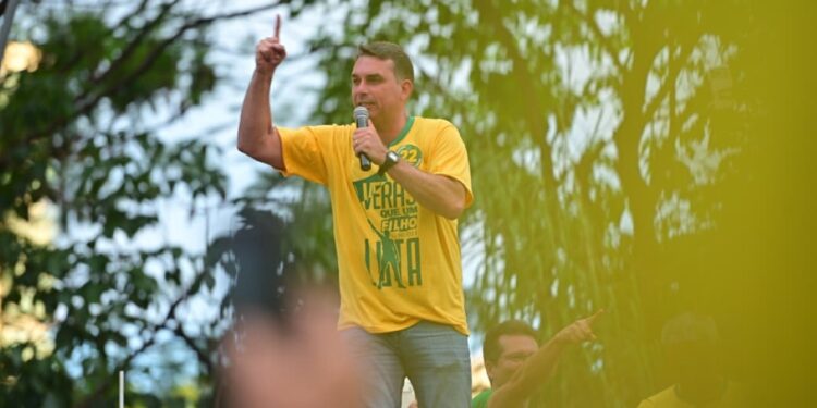flavio-bolsonaro-diz-que-vai-ao-debate-na-globo-mesmo-que-lula-nao-va