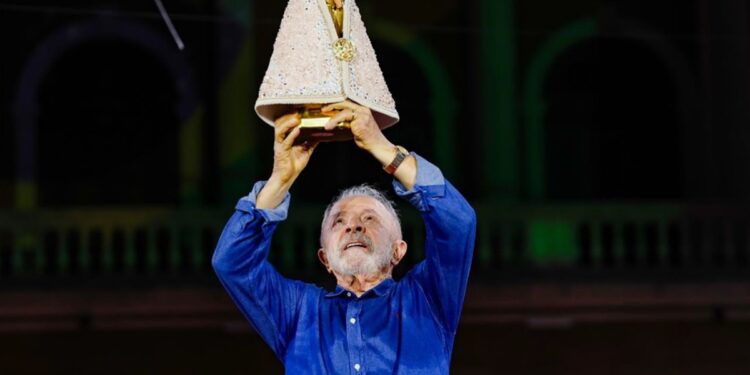 em-meio-a-polemica,-lula-levanta-imagem-de-nossa-senhora-de-nazare-no-para
