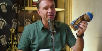 em-podcast-catolico,-flavio-posa-com-boneca-de-nossa-senhora:-“mo-carinho”