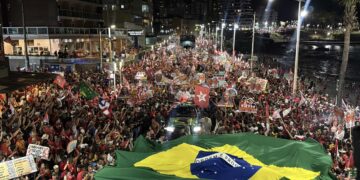 na-bahia,-lula-diz-a-aliados-estar-preocupado-com-crise-no-stf