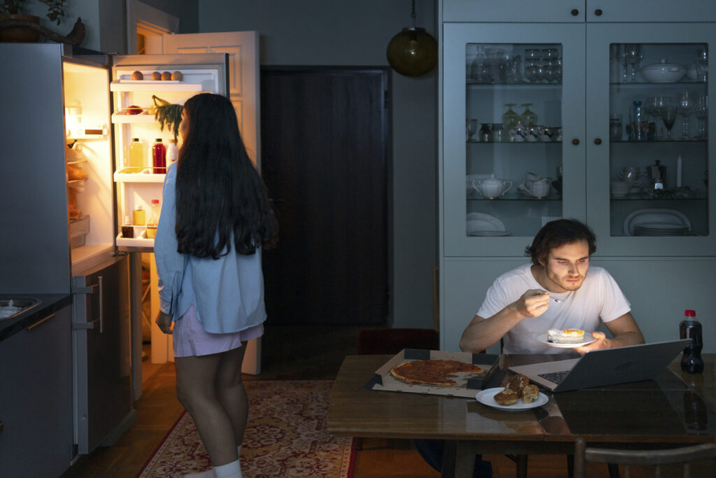 comer-de-madrugada-pode-alterar-o-metabolismo-e-elevar-risco-de-doencas