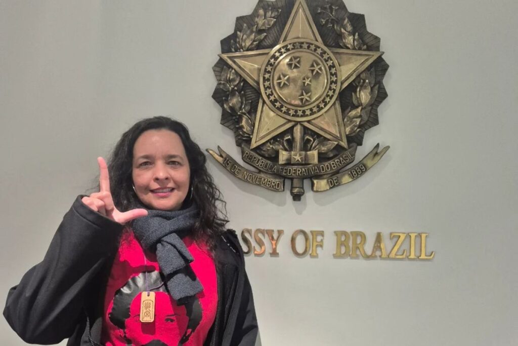 pintora-brasileira-dirigiu-9-horas-e-foi-uma-das-primeiras-a-votar-em-2026