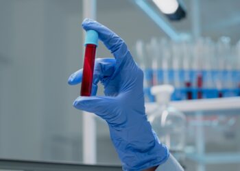 novo-exame-de-sangue-que-detecta-mais-de-50-tipos-de-cancer-chega-ao-brasil