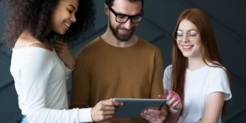 jovens-usam-ia-para-prestar-servicos-enquanto-mercado-reduz-espaco-para-iniciantes