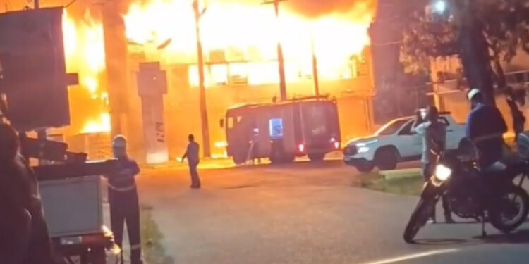imagens-mostram-incendio-em-predio-de-pesquisa-da-ufpe