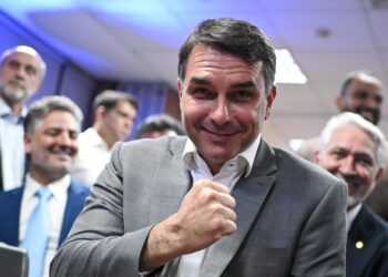 flavio-sai-do-isolamento-e-atrai-apoio-de-4-partidos-na-largada-do-2o-turno