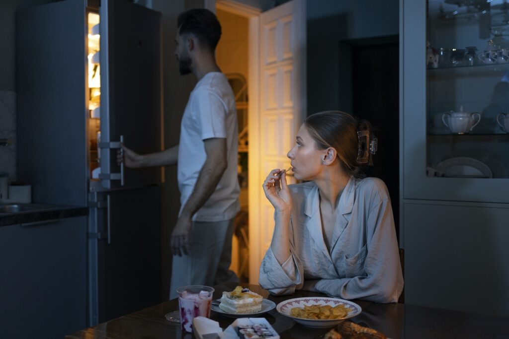 comer-tarde-da-noite-pode-aumentar-o-risco-de-doencas-hepaticas
