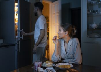 comer-tarde-da-noite-pode-aumentar-o-risco-de-doencas-hepaticas