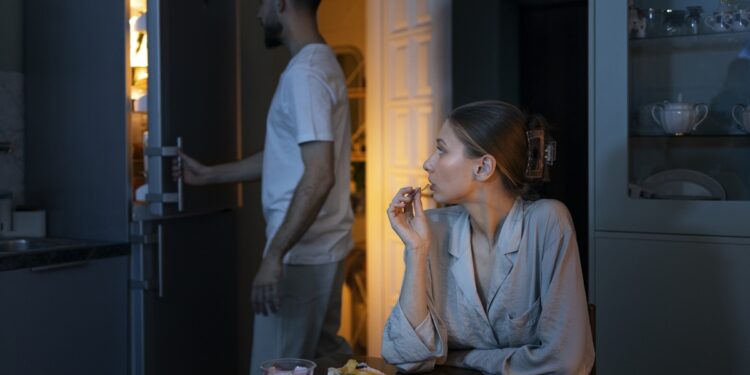 comer-tarde-da-noite-pode-aumentar-o-risco-de-doencas-hepaticas